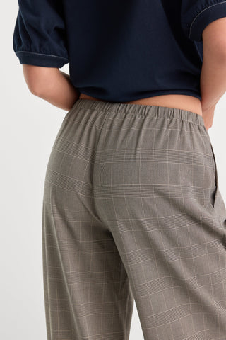 Good American | The Pull on Trouser in Mini Plaid
