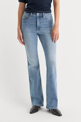 Good American | Good Classic Bootcut Jeans in Cedarwick