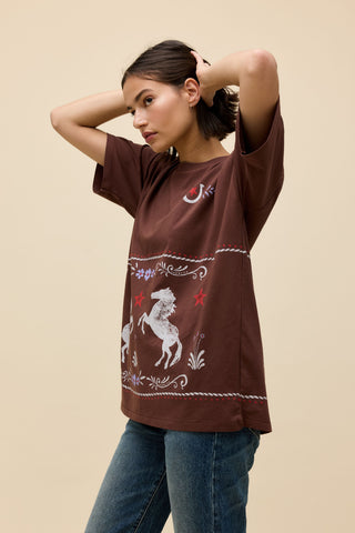 files/T1562G7487-NUTMEG_FLORALHORSEPATTERNMERCHTEE_ECOMMCROPPED_7.jpg