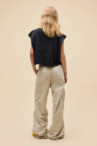 Daydreamer | Nowhere Fast Cropped Muscle Tank in Reactive Black