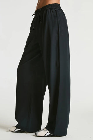 Essential Pant in Black